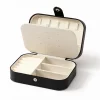 Boîte à bijoux portable mini en cuir PU, doublée d