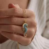 Collier pendentif hippocampe turquoise pour femme,