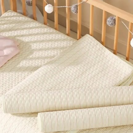 Offrez à votre bébé confort et protection avec notre matelas à langer lavable et imperméable ! Offrez à votre bébé confort et protection avec notre matelas à langer lavable et imperméable !