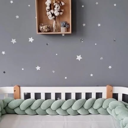 Créez un cocon de douceur et de sécurité avec notre tour de lit tressé pour bébé ! Créez un cocon de douceur et de sécurité avec notre tour de lit tressé pour bébé !